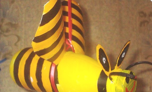 Bumble bee crafts - making a bumble bee (5)